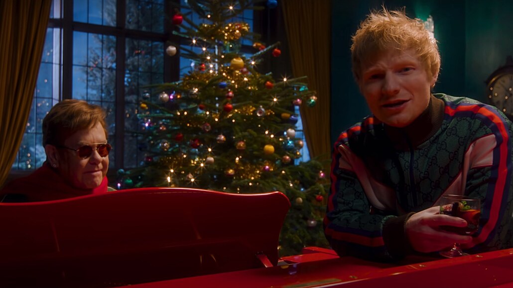 Elton John a Ed Sheeran v klipu k vánočnímu duetu Merry Christmas