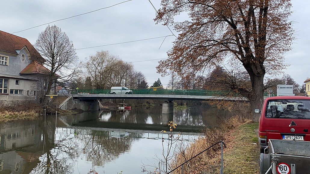 Nový most přes řeku Radbuzu v Horšovském Týně na Domažlicku těsně před...