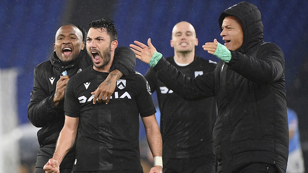 Tolgay Arslan (druhý zleva) oslavuje svůj gól do sítě Lazia. Udinese díky němu...