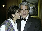 Britka Ghislaine Maxwellová a zesnulý finan�ník Jeffrey Epstein na archivním...