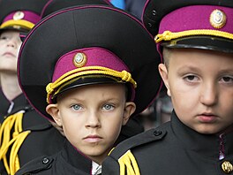 První kolní den. Malí ukrajintí kadeti na slavnostní ceremonii pi nástupu na...