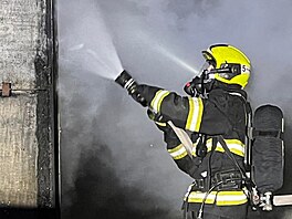 Rozsáhlý po�ár autoservisu v Praze 15 (6. prosince 2021)