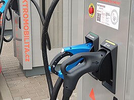 Dva stojany pak nabízí kombinaci konektor CCS a Chademo.