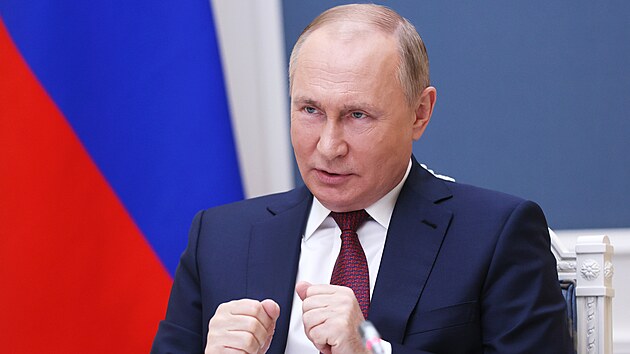Ruský prezident Vladimir Putin varoval NATO před rozmístěním útočných raket na Ukrajině. (1. prosince 2021)