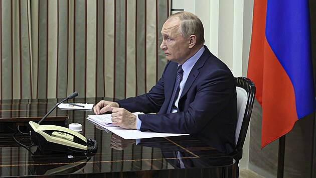 Rusk prezident Vladimir Putin bhem videokonference s americkm protjkem Joem Bidenem (7. prosince 2021)