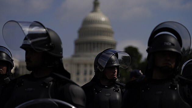 Washington D.C. Policejn tkoodnci ped Kapitolem pihl demonstraci Trumpovch pznivc na podporu politickch vz zadrench po lednovm vpdu do sdla Kongresu (18. z 2021)