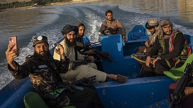 Bojovnci Tlibnu si uvaj projku na lodi na pehrad nedaleko Kbulu. (24. z 2021)