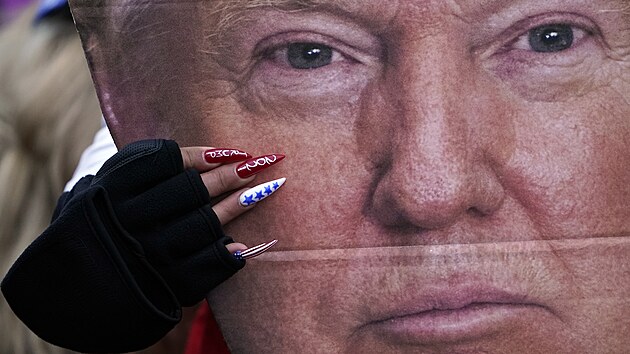 Zachrate Ameriku. Lepenkov portrt Donalda Trumpa na pochodu jeho stoupenc Washingtonem. Akce vyvrcholila vpdem do sdla Kongresu. (6. ledna 2021)