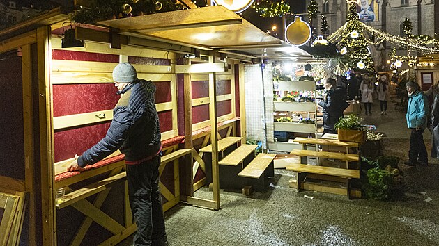 Také trhovci na pražském náměstí Míru museli své stánky kvůli protiepidemickým opatřením zavřít. (26. listopadu 2021)