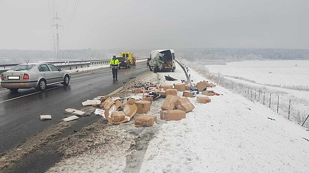 Na dlnici D3 odvka zastavila na krajnici kvli porue, do n narazil z dosud nezjitnch pin osobn automobil. Dv osoby utrply zrann. (9. prosince 2021)