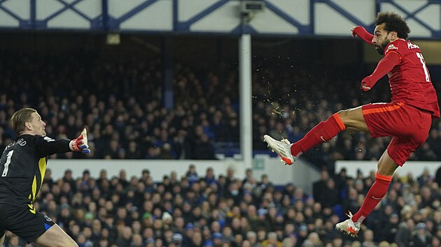 Mohamed Salah z Liverpoolu zakončuje na hřišti Evertonu.