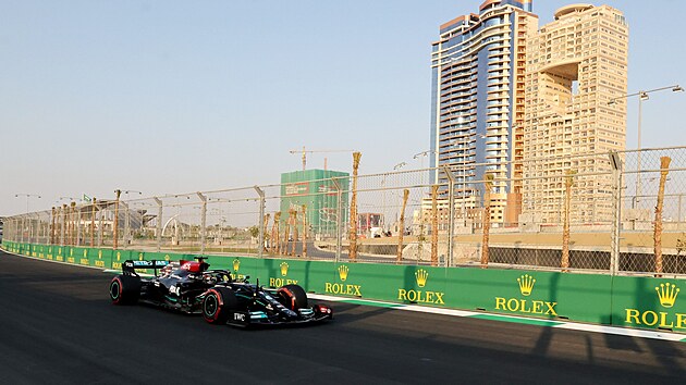 Lewis Hamilton při tréninku na Velkou cenu Saudské Arábie.