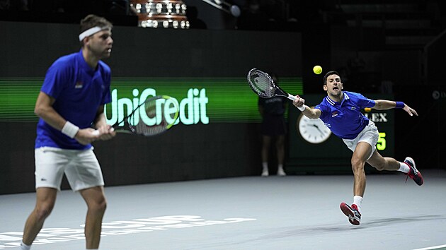Novak Djokovi (vpravo) a Filip Krajinovi bhem semifinlov tyhry Davis Cupu.