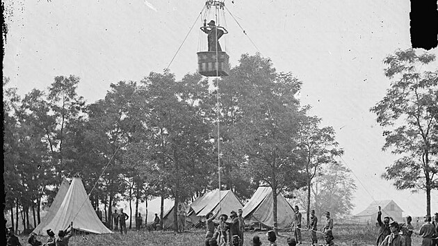 Profesor Thaddeus S. Lowe pozoruje bitvu ze svého balonu „Interpid“. Fair Oaks, americká občanská válka, květen 1862. Použitá technika: skleněný negativ, mokrý kolodiový proces