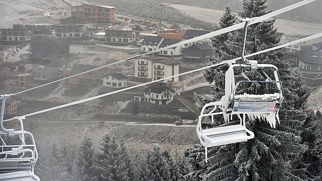 Sedačky lanovky obalené ledem ze sněžného děla v krušnohorském skiareálu Klínovec.
