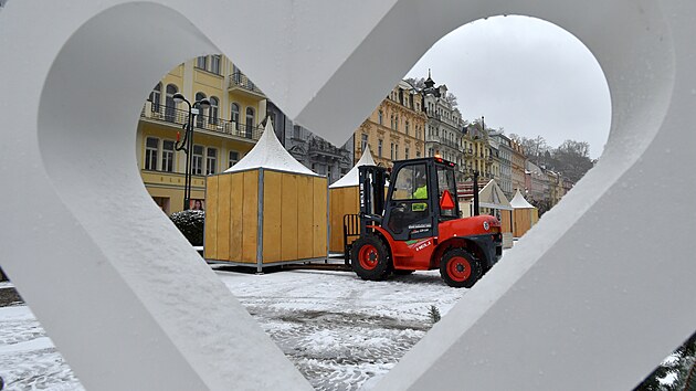 Správa lázeňských parků odvezla stánky ze zrušených vánočních trhů u Mlýnské kolonády v Karlových Varech.