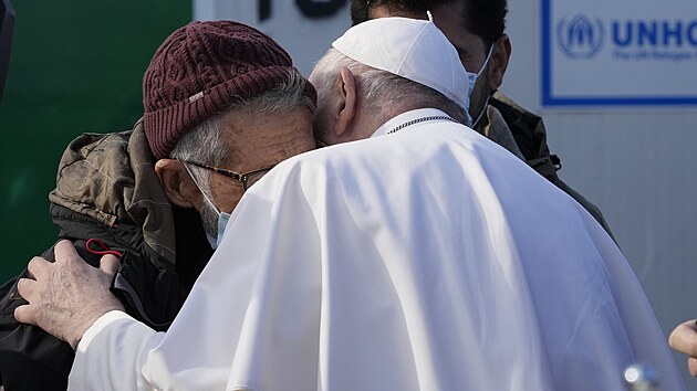 Papež František navštívil uprchlický tábor na ostrově Lesbos. (5. prosince 2021)