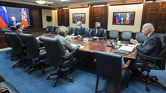 Americký prezident Joe Biden a členové jeho administrativy při videohovoru s ruským prezidentem Vladimirem Putinem (7. prosince 2021)