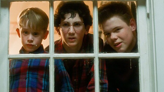 Macaulay Culkin (vlevo) and Devin Ratray (vpravo) ve filmu Sm doma (1990)