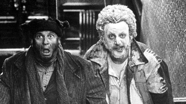 Harry, jdu do baráku. „Mokrý banditi“ z filmu Sám doma (1990), zloději Harry (Joe Pesci - vlevo) a Marv (Daniel Stern)
