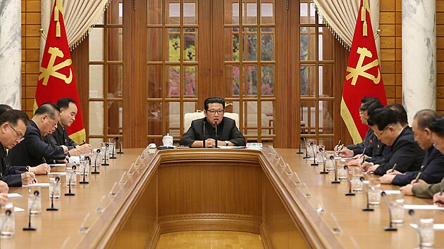 Severokorejský vůdce Kim Čong-un na zasedání funkcionářů Strany práce (1. prosince 2021)