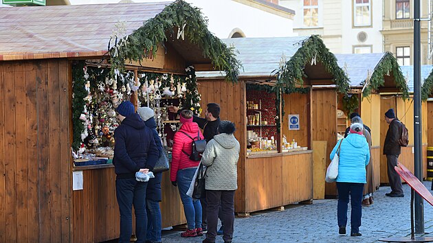 Uzaven vnon trhy v centru Olomouce vystdal zimn jarmark, na kter o vkendu zamily spousty nvtvnk. Mnoz tam v devnch stncch vybrali drky pro nejbli.