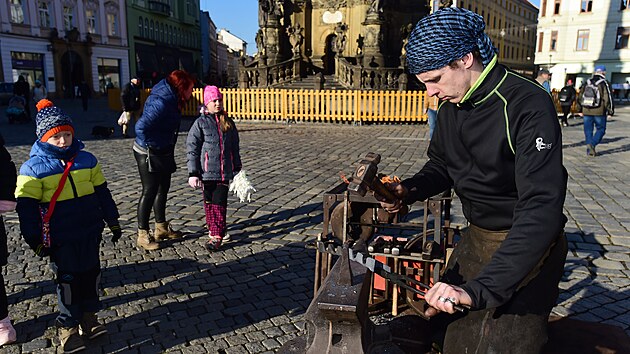 Uzavřené vánoční trhy v centru Olomouce vystřídal zimní jarmark, na který o víkendu zamířily spousty návštěvníků. Mnozí tam v dřevěných stáncích vybrali dárky pro nejbližší.