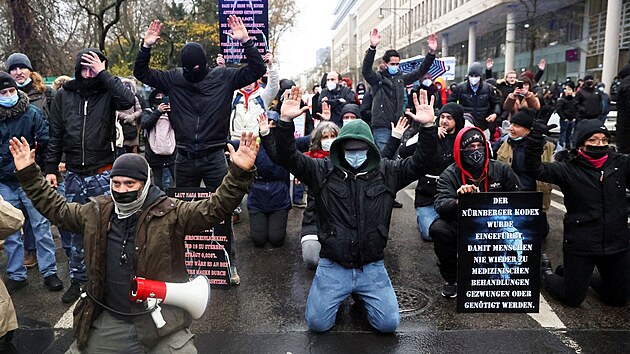 Lidé v německém Frankfurtu demonstrují proti koronavirovým opatřením. (4. prosince 2021)