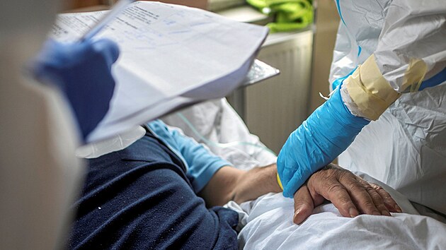 Zdravotníci pečují o pacienta s koronavirem v nemocnici v polských Gliwicích. (2. prosince 2021)