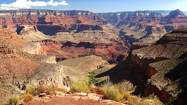 Kaon le v USA, v severozpadn sti Arizony na ece Colorado.   Jeho dlka je piblin 446 km, hloubka okolo 1,6 km a ka a 29 km.