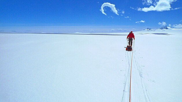Cesta pes jin ledov pole.