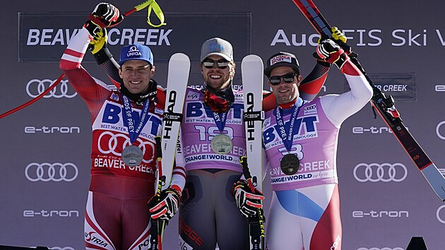 Stupn vtz po sjezdu v Beaver Creeku: zleva druh Matthias Mayer, vtz Aleksander Aamodt Kilde a tet Beat Feuz.