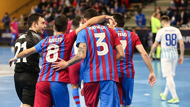 Futsalisté Barcelony se radují z gólu proti Plzni.