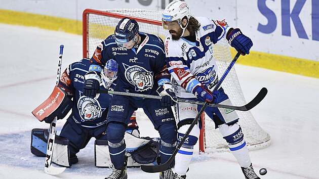 Utkn 28. kola hokejov extraligy: Bl Tygi Liberec - HC Kometa Brno. Zleva Jakub ediv z Liberce a Peter Mueller z Brna. Za nimi brank Petr Kva.