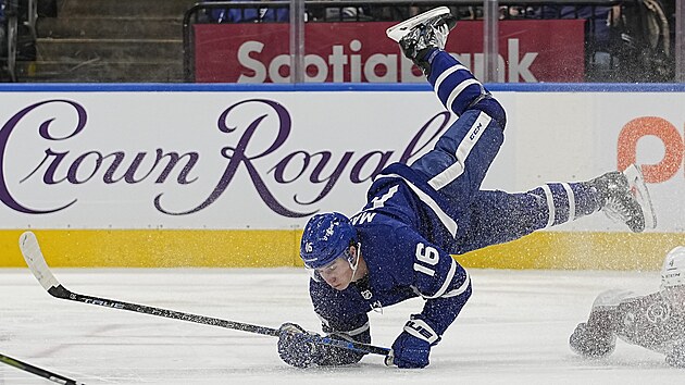 Mitch Marner z Toronta let vzduchem po podraen od coloradskho obrnce Bowena Byrama (vpravo).