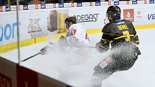 Hokejov extraliga, 29. kolo, Litvnov - Olomouc.
V souboji vlevo David Krej, vpravo Patrik Demel z Litvnova