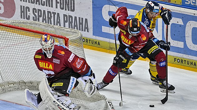 Utkn 29. kola hokejov extraligy: HC Sparta Praha - PSG Berani Zln. Zleva brank Alexander Salk Sparty a Radek Jebek ze Sparty a Darek Hejcman ze Zlna.