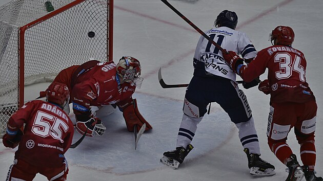 Utkn 53. kola hokejov extraligy: HC Oceli Tinec - HC Vtkovice Ridera. tonk Vtkovic Marek Kalus (11) z bekhendov dorky pidv v derby druhou branku host.