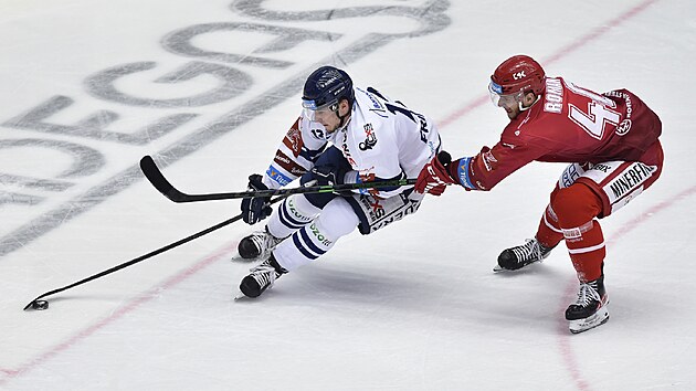 Utkn 53. kola hokejov extraligy: HC Oceli Tinec - HC Vtkovice Ridera. Zleva Petr Fridrich z Vtkovic a Milo Roman z Tince