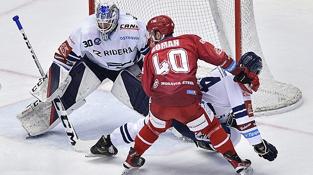 Utkn 53. kola hokejov extraligy: HC Oceli Tinec - HC Vtkovice Ridera, Zleva brank Vtkovic Ale Stezka, Milo Roman z Tince a Petr Gewiese z Vtkovic