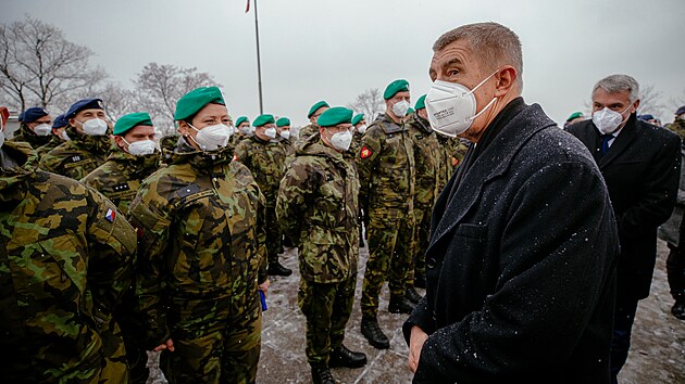 Zástupci končící vlády na pražském Vítkově ocenili vojáky za pomoc při epidemii koronaviru. Pět desítek se jich premiér v demisi Andrej Babiš rozhodl ocenit medailí Karla Kramáře. (9. prosince 2021)