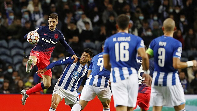 Šime Vrsaljko (Atlético) si zpracovává balon v zápase s Portem.