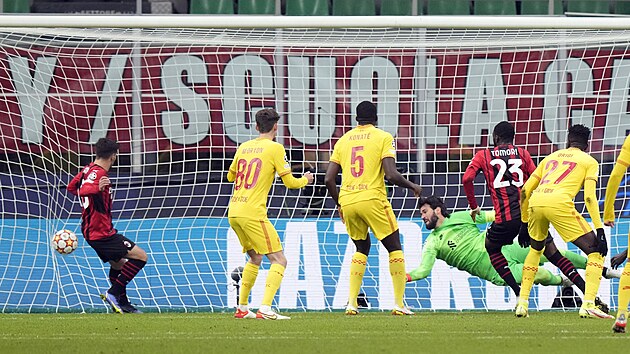 Fikayo Tomori z AC Milán dává gól Liverpoolu ve skupině Ligy mistrů.