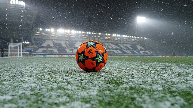 Oranov balon pro Ligu mistr pouvan pi he na snhu na stadionu Atalanty Bergamo.