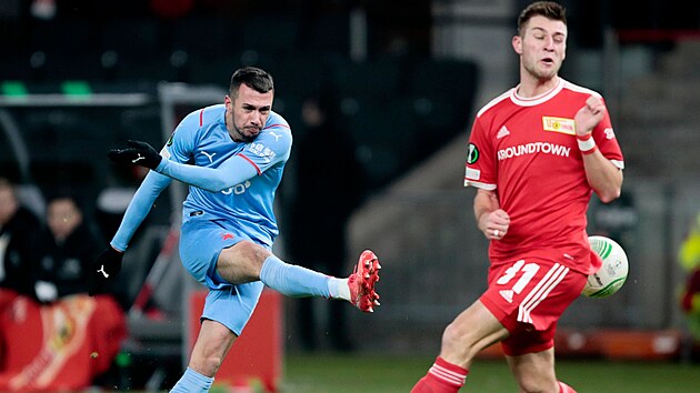 Ivan Schranz (Slavia) stl v duelu s Unionem Berln.