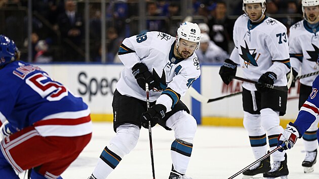 Tom Hertl v akci proti New York Rangers.