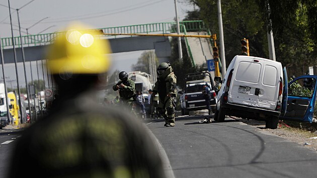 Speciální jednotka mexických policistů kontroluje jedno z podezřelých vozidel poté, co se gang za pomoci auto dostal do věznice. (1. prosince 2021)