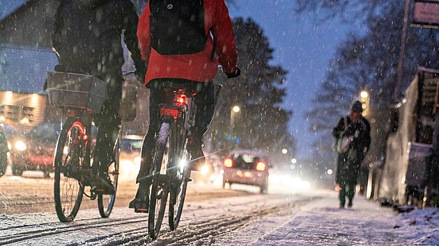 I přes sněhovou bouři si někteří Dánové neodpustili svůj oblíbený dopravní prostředek. (1. prosince 2021)