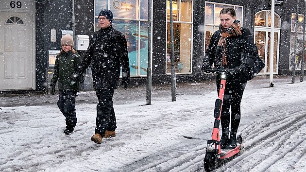 Obyvatelé dánského Aalborgu se museli vyrovnat s nenadálou sněhovou nadílkou. (1. prosince 2021)