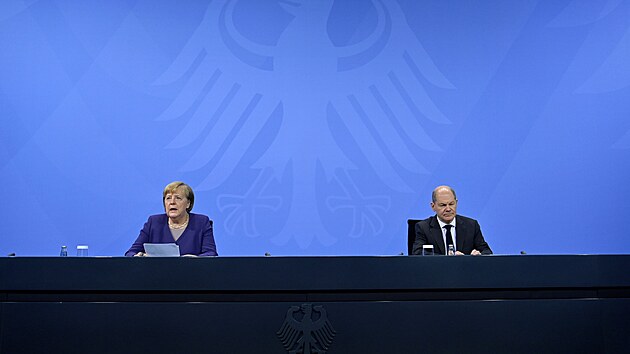 Německá kancléřka Angela Merkelová a její nástupce v úřadu Olaf Scholz oznámili nová protikoronavirová opatření, která zasáhnou primárně neočkované. (2. prosince 2021)